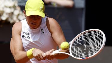 epa12064761 Iga Swiatek of Poland in action during her quarter-finals match against Madison Keys of USA at the Madrid Open tennnis tournament in Madrid, Spain, 30 April 2025.  EPA/Chema Moya