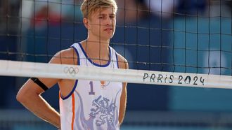 Netherlands' #01 Steven Van De Velde waits for the ball in the men's pool B beach volleyball match between Norway and Netherlands during the Paris 2024 Olympic Games at the Eiffel Tower Stadium in Paris on August 2, 2024. 
Thomas SAMSON / AFP