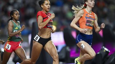 epa13232794 Audrey Werro of Switzerland (C) and Femke Broeders-Bol of the Netherlands (R) compete in the women's 800 meters semifinals of the World Athletics Ultimate Championship in Budapest, Hungary, 11 September 2026.  EPA/Tibor Illyes HUNGARY OUT