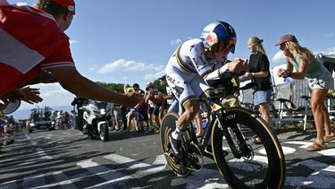 Red Bull - BORA - hansgrohe team's Belgian rider Remco Evenepoel  cycles during the 16th stage of the 113th edition of the Tour de France cycling race, 26,1 km time trial between Évian-les-Bains and Thonon-les-Bains in the French Alps, on July 21, 2026. 
Loic VENANCE / AFP