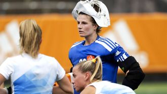 2023-08-15 11:34:44 AMSTELVEEN - Keepster Josine Koning van de Nederlandse hockeyvrouwen tijdens de laatste training voorafgaand aan het Europees kampioenschap hockey in Monchengladbach, Duitsland. Ze traint met masker ivm herstel van een gebroken neus. ANP OLAF KRAAK