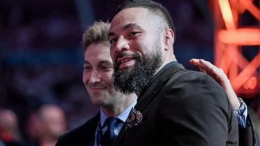 epa12248197 New Zealand boxer Joseph Parker (R), meets with George Warren (L), the son of English boxing promoter Frank Warren attends the undercard bouts before Oleksandr Usyk of Ukraine faces Daniel Dubois of Great Britain in their undisputed heavyweight title bout at the Wembley Stadium in London, Great Britain, 19 July 2025. It is the second meeting between the WBA (Super), WBO and WBC champion Usyk and IBF title-holder Dubois following their fight in 2023 which Usyk won.  EPA/DANIEL HAMBURY