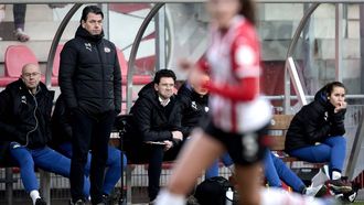 EINDHOVEN - PSV Eindhoven Vrouwen coach Roeland ten Berge tijdens de Azerion vrouwen Eredivisie wedstrijd tussen PSV (vr) en FC Twente (vr) op PSV Campus De Herdgang 1 februari 2025 in Eindhoven, Nederland. ANP JEROEN PUTMANS