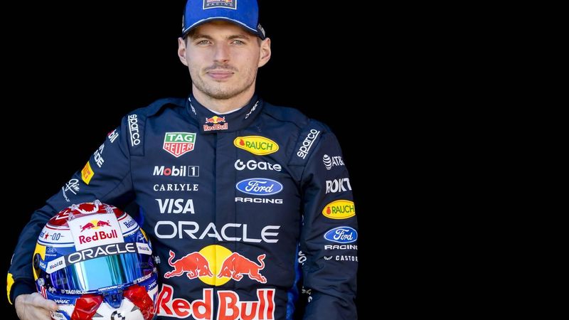 MELBOURNE - Max Verstappen (Red Bull Racing) poseert voor de fotografen op het Albert Park Circuit in aanloop naar de Grote Prijs van Australië. SANDER KONING / ANP