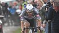 epa12030057 Dutch rider Mathieu Van Der Poel of Alpecin-Deceuninck competes in the Paris-Roubaix one-day cycling classic over 259.2km from Compiegne to Roubaix, France, 13 April 2025.  EPA/PAPON BERNARD / POOL