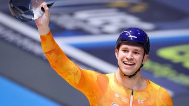 epa11900942 Harrie Lavreysen of Netherlands wins the Men's Keirin at the UEC European Track Cycling Championships in Heusden-Zolder, Belgium, 16 February 2025.  EPA/OLIVIER MATTHYS