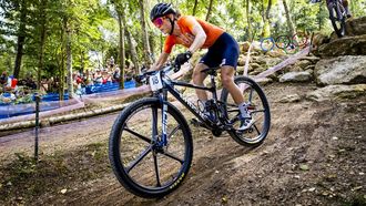 PARIJS - Mountainbikester Anne Terpstra in actie tijdens de crosscountry finale op de Olympische Spelen in Frankrijk. ANP ROBIN VAN LONKHUIJSEN