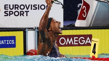 epa13164198 Sara Curtis of Italy reacts after setting a new world record in the Women's 50m Backstroke Semifinals of the Swimming at the European Aquatics Championships in Paris, France, 12 August 2026.  EPA/MOHAMMED BADRA