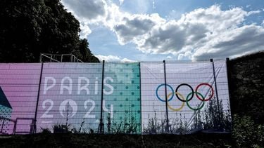 This photograph shows a banner with a sign of Olympic rings on a fence at the Chateau de Versailles, an Olympic venue for the Equestrian and modern Pentathlon, in Versailles, on July 17, 2024, ahead of the Paris 2024 Olympic Games. 
STEPHANE DE SAKUTIN / AFP