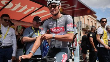 epa12249055 Dutch rider Mathieu Van Der Poel of Alpecin - Deceuninck team during the 15th stage of the Tour de France cycling race over 169.3km from Muret to Carcassonne, France, 20 July 2025.  EPA/CHRISTOPHE PETIT TESSON
