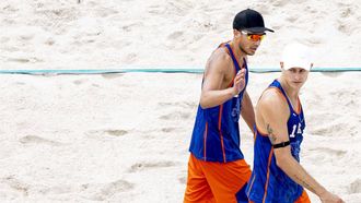 PARIJS - De Nederlandse beachvolleyballers Steven van de Velde en Matthew Immers in actie tegen de Chilenen Esteban Grimalt en Marco Grimalt, op de Olympische Spelen. ANP KOEN VAN WEEL