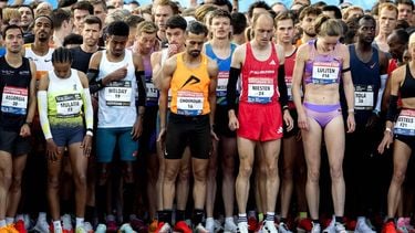 AMSTERDAM - Deelnemers bij de start van de 50e editie van de marathon van Amsterdam. ANP KOEN VAN WEEL