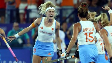 epa11540754 Yibbi Jansen of the Netherlands (L) celebrates with teammates after scoring the 1-1 during the Women's gold medal match between the Netherlands and China of the Field Hockey competitions in the Paris 2024 Olympic Games, at the Yves-du-Manoir Stadium in Colombes, France, 09 August  2024.  EPA/YAHYA ARHAB