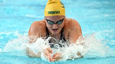 epa10369623 Chelsea Hodges of Australia is on her way to win the Women's 4x50m Medley Relay final of the FINA World Swimming Championships (25m) at the Melbourne Sports and Aquatic Centre in Melbourne, Australia, 17 December 2022.  EPA/JOEL CARRETT AUSTRALIA AND NEW ZEALAND OUT