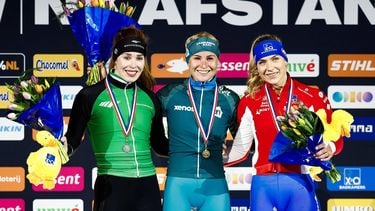 HEERENVEEN - Winnaar Marijke Groenewoud temidden van Antoinette Rijpma - de Jong (L) (tweede) en Joy Beune (derde) tijdens de huldiging de 1.500 meter voor vrouwen tijdens de eerste dag van het NK afstanden in Thialf. De olympische winter werd afgetrapt met het driedaagse schaatstoernooi. ANP VINCENT JANNINK