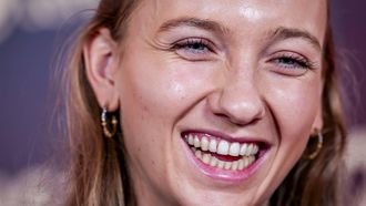 ARNHEM - Femke Bol op de rode loper voorafgaand aan de uitreiking van de sportprijzen tijdens het NOC*NSF Sportgala. ANP REMKO DE WAAL