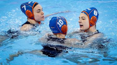 DOHA -  Bente Rogge, Lieke Rogge en Simone van der Kraats na afloop van de kwartfinale van de dameswaterpolowedstrijd tussen Nederland en Hongarije op de FINA Wereldkampioenschappen zwemmen Doha 2024. ANP KOEN VAN WEEL