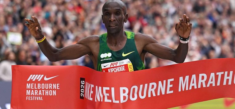 epa13295469 Eliud Kipchoge of Kenya crosses the finish line to win the mens marathon during the 2026 Melbourne Marathon in Melbourne, Australia, 11 October 2026.  EPA/JAMES ROSS NO ARCHIVING, EDITORIAL USE ONLY AUSTRALIA AND NEW ZEALAND OUT