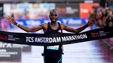 2023-10-15 11:04:58 AMSTERDAM - Joshua Belet (KEN) komt over de finish van de TCS Amsterdam Marathon 2023. Aan de Marathon van Amsterdam doen een recordaantal van 47.000 lopers mee. ANP IRIS VAN DEN BROEK