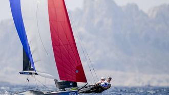 MARSEILLE - Zeilsters Odile van Aanholt en Annette Duetz in actie tijdens de 49er FX medalraces op de Olympische Spelen. ANP SANDER KONING
