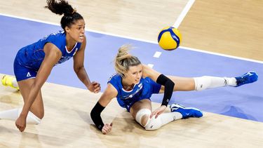 PARIJS - Celeste Plak en Britt Bongaerts (R) tijdens de groepswedstrijd tussen Nederland en Turkije van het volleybaltoernooi tijdens de Olympische Spelen. De Nederlandse volleybalvrouwen namen in 2016 in Rio de Janeiro voor het laatst deel aan de Spelen. ANP ROBIN VAN LONKHUIJSEN