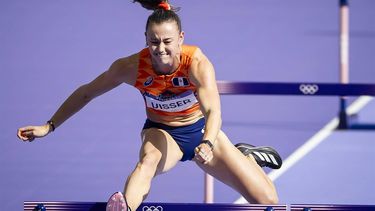 PARIJS - Nadine Visser in actie op de 100 meter horden (vrouwen) tijdens de olympische atletiekwedstrijden. ANP IRIS VAN DEN BROEK