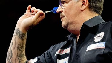 ROTTERDAM - Gary Anderson (Schotland)  speelt tegen Joe Cullen (Engeland) tijdens ronde 7 van de Premier League Of Darts in Ahoy. De Premier League of Darts is een dartscompetitie waarin topspelers het tegen elkaar opnemen en wordt in verschillende steden afgewerkt. ANP ROBIN UTRECHT