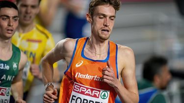 2023-03-05 20:07:18 ISTANBUL - Mike Foppen in actie op 3000 meter op de vierde en laatste dag van het EK atletiek indoor in Turkije. ANP RONALD HOOGENDOORN