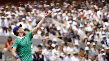 epa12143203 Jannik Sinner of Italy in action during his Men's 2nd round match against Richard Gasquet of France at the French Open Grand Slam tennis tournament at Roland Garros in Paris, France, 29 May 2025.  EPA/YOAN VALAT