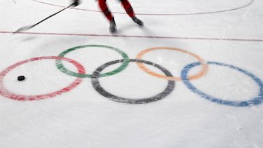 2022-02-17 04:52:05 A player from Canada warms-up before the women's gold medal match of the Beijing 2022 Winter Olympic Games ice hockey competition between Canada and USA, at the Wukesong Sports Centre in Beijing on February 17, 2022. 
GABRIEL BOUYS / AFP