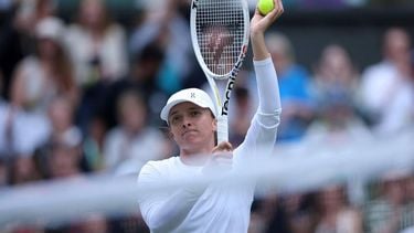 epa11457735 Iga Swiatek of Poland gestures to the crowd after winning against Petra Martic of Croatia in their Women's 2nd round match at the Wimbledon Championships, in Wimbledon, London, Britain, 04 July 2024.  EPA/ADAM VAUGHAN   EDITORIAL USE ONLY