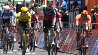 epa12666347 Tobias Lund Andresen of Decathlon CMA CGM Team celebrates winning Stage 1, a 120.6-kilometer race from Tanunda to Tanunda, at the Tour Down Under cycling race in Adelaide, Australia, 21 January 2026.  EPA/MATT TURNER EDITORIAL USE ONLY AUSTRALIA AND NEW ZEALAND OUT