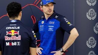 BAHREIN - Max Verstappen (Red Bull Racing) in gesprek met teamgenoot Isack Hadjar na afloop van de eerste sessie van de derde testdag op het Bahrain International Circuit voorafgaand aan de start van het Formule 1-seizoen. SANDER KONING / ANP