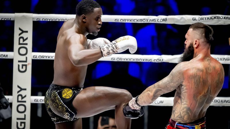 ROTTERDAM - Mory Kromah (links ) in actie tegen Cristian Ristea  tijdens het kickboksgala Glory 103 in Ahoy. ANP ROBIN UTRECHT