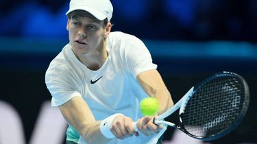 2023-11-19 18:45:50 epa10985160 Jannik Sinner of Italy in action during his singles finals match against Novak Djokovic of Serbia at the Nitto ATP Finals tennis tournament in Turin, Italy, 19 November 2023.  EPA/Alessandro Di Marco