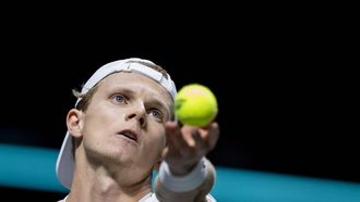 ROTTERDAM - Jesper de Jong in actie tegen Milos Raonic (CAN, niet op foto) op de eerste dag van het tennistoernooi ABN AMRO Open in Ahoy. ANP SANDER KONING