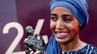 ARNHEM - Sifan Hassan poseert met haar prijs na het winnen van Sportvrouw van het jaar 2024 tijdens de uitreiking van de sportprijzen tijdens het NOC*NSF Sportgala. ANP REMKO DE WAAL