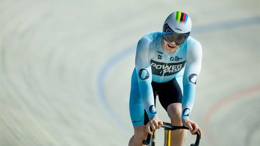 APELDOORN - Harrie Lavreysen in actie tijdens de halve finale sprint bij de UCI Track Champions League in Omnisport. Het was de derde ronde van de baanwielrenwedstrijd. ANP IRIS VAN DEN BROEK