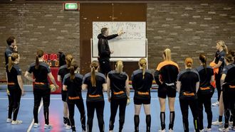 2023-02-28 18:27:42 ARNHEM - Coach Per Johansson van TeamNL Handbaldames tijdens de training in aanloop naar de Golden League wedstrijden. ANP ROBIN VAN LONKHUIJSEN