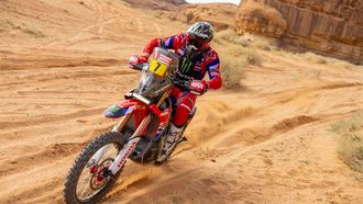 epa11059504 Chilean rider Pablo Quintanilla of Monster Energy Honda in action during the prologue of the 2024 Rally Dakar, in Al-Ula, Saudi Arabia, 05 January 2024.  EPA/ANDREW EATON