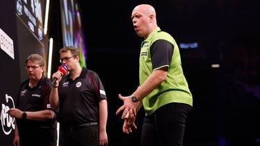 ROTTERDAM - Darter Michael van Gerwen in actie tegen Enelsman Stephen Bunting tijdens de elfde speelronde van de Premier League Darts in Ahoy Rotterdam. ANP BAS CZERWINSKI