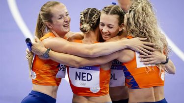 PARIJS - Lieke Klaver, Cathelijn Peeters, Lisanne de Witte en Femke Bol reageren na het winnen van de zilveren medaille op de 4 x 400m estafette (v) van het atletiek tijdens de Olympische Spelen. ANP ROBIN VAN LONKHUIJSEN