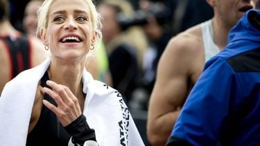 AMSTERDAM - Mikky Keetels komt over de finish bij de 50e editie van de marathon van Amsterdam. ANP KOEN VAN WEEL