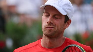 epa13046588 Botic Van De Zandschulp of the Netherlands reacts during his match against Tommy Paul of the USA during the Queen's Club Championships tennis tournament, Britain, 18 June 2026.  EPA/ANDY RAIN