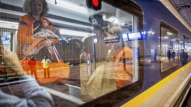 ROTTERDAM - Gouden medaillewinnaars bij eerdere Olympische Spelen tijdens hun vertrek naar Parijs om een gedeelte van de Spelen bij te wonen. Internationale treinen van Eurostar tussen Nederland en de Franse hoofdstad Parijs doen er vrijdag 1,5 uur langer over door brandstichtingen langs het Franse spoor. Meerdere treinen zijn geannuleerd, meldt een woordvoerder van het spoorwegbedrijf. ANP JEFFREY GROENEWEG