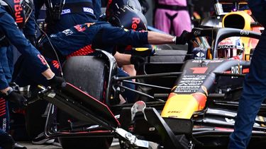 2023-07-09 16:56:42 Red Bull Racing's Dutch driver Max Verstappen takes a pit stop during the Formula One British Grand Prix at the Silverstone motor racing circuit in Silverstone, central England on July 9, 2023. 
CHRISTIAN BRUNA / POOL / AFP