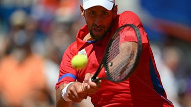 Serbia's Novak Djokovic returns to Germany's Dominik Koepfer during their men's singles third round tennis match on Court Philippe-Chatrier at the Roland-Garros Stadium during the Paris 2024 Olympic Games, in Paris on July 31, 2024.  
CARL DE SOUZA / AFP