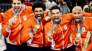 PARIJS - Jan Driessen, Dimeo van der Horst, Arvin Slagter en Worthy de Jong met de gouden medailles tijdens de medailleceremonie van de 3x3 basketbal finale tussen Nederland en Frankrijk op het Place de la Concorde tijdens de Olympische Spelen. ANP REMKO DE WAAL