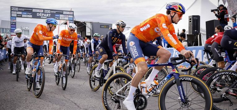 MONTREAL - Pascal Eenkhoorn, Mathieu van der Poel, Tim van Dijke (l-r) gaan van start voor de wegwedstrijd bij de mannen op de wereldkampioenschappen wielrennen. ROBIN VAN LONKHUIJSEN / ANP