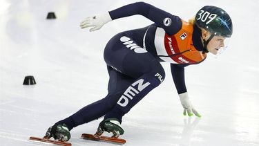 HEERENVEEN - Xandra Velzeboer in actie tijdens de halve finale 500 meter op de tweede dag van de Dutch Open Shorttrack in Thialf. De Nederlandse rijders kunnen bij de DOS weer punten verdienen voor kwalificatie voor de eerste twee World Tour-wedstrijden. ANP VINCENT JANNINK